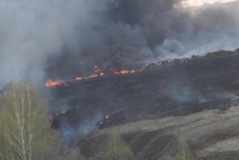 Черное облако от горящих отходов уже несколько часов сносит на Нижнекамск